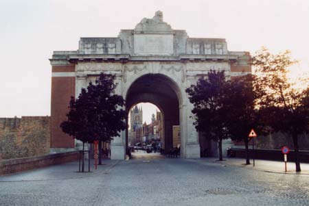 http://www.kinnethmont.co.uk/1914-1918_files/arras-loos-ypres_missing/ypres/menin-gate.jpg